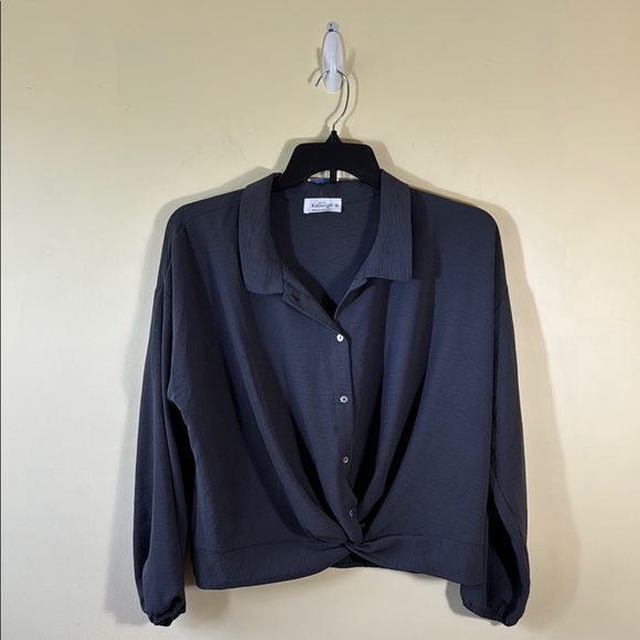 Kaleigh Blouse Gray Button-Up Cropped Twist Detail Collared in Size 1X - Picture 2 of 8